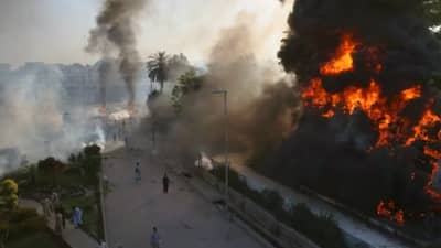 આ પાકિસ્તાનીઓ પણ ગજબ છે ! દેશના ટોચના નેતાની ધરપકડ પર વિરોધ પ્રદર્શન અને ચોરી કરી તોપ, સ્ટ્રોબેરી અને ટુવાલની , જુઓ Video