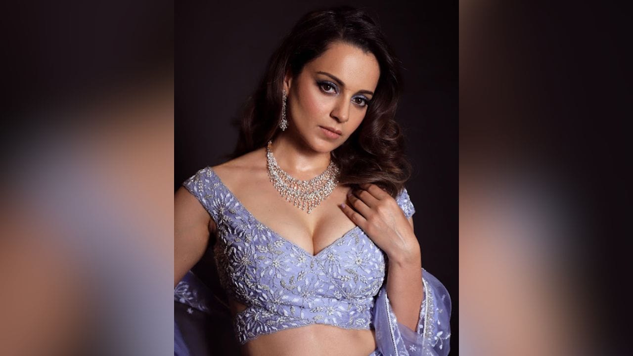 કંગના રનૌત - બોલિવુડ એક્ટ્રેસ કંગના રનૌતે નેપોટિઝમ પર કોમેન્ટ કરીને અનુષ્કા શર્માને ખોટી સાબિત કરી હતી.