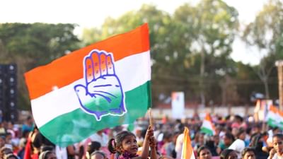  ભારતીય જનતા પાર્ટી વિરુદ્ધ સત્તા વિરોધી લહેર પર સવાર થઈને, કોંગ્રેસે શનિવારે કર્ણાટકમાં સ્પષ્ટ બહુમતી મેળવી છે. સાંજે 6 વાગ્યા સુધી જાહેર થયેલા પરિણામો અનુસાર, 224 સભ્યોની વિધાનસભામાં તેણે 123 બેઠકો જીતી છે, જ્યારે તે 13 બેઠકો પર આગળ ચાલી રહી છે. જો તે લીડિંગ સીટ પણ જીતે છે તો તે 136ના આંકડા સુધી પહોંચી શકે છે.