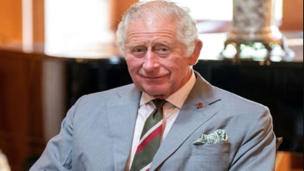 કિંગ ચાર્લ્સ 3નો 6 મેના રોજ લંડનના વેસ્ટમિન્સ્ટર એબીમાં રાજ્યાભિષેક થવા જઈ રહ્યો છે. આ પછી ચાર્લ્સ સત્તાવાર રીતે બ્રિટનના રાજા બનશે. બ્રિટનમાં લગભગ એક સપ્તાહ સુધી રાજ્યાભિષેક સમારોહ ઉજવાશે. મહારાણી એલિઝાબેથના અવસાન બાદ ચાર્લ્સ બ્રિટનના રાજા બનશે અને આ માટે 6 મેના રોજ તેમનો રાજ્યાભિષેક થશે.