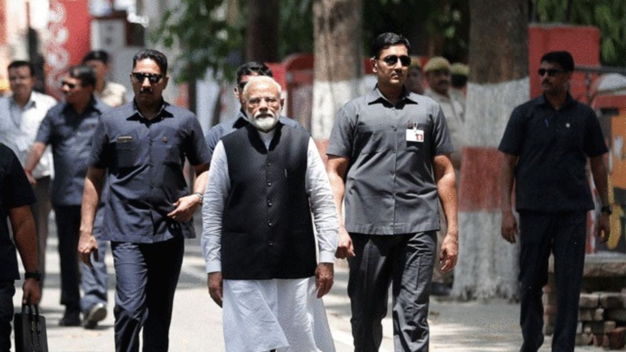 કાળા ચશ્માની મદદથી બોડીવાર્ડ તાપ અને વધારે પ્રકાશ વચ્ચે પણ સ્પષ્ટ જોઈ શકે છે અને સુરક્ષા આપી છે. કોઈ પણ હુમલા સમયે બોડીગાર્ડની આંખની સુરક્ષામાં પણ આ ચશ્મા મદદરુપ સાબિત થાય છે. 