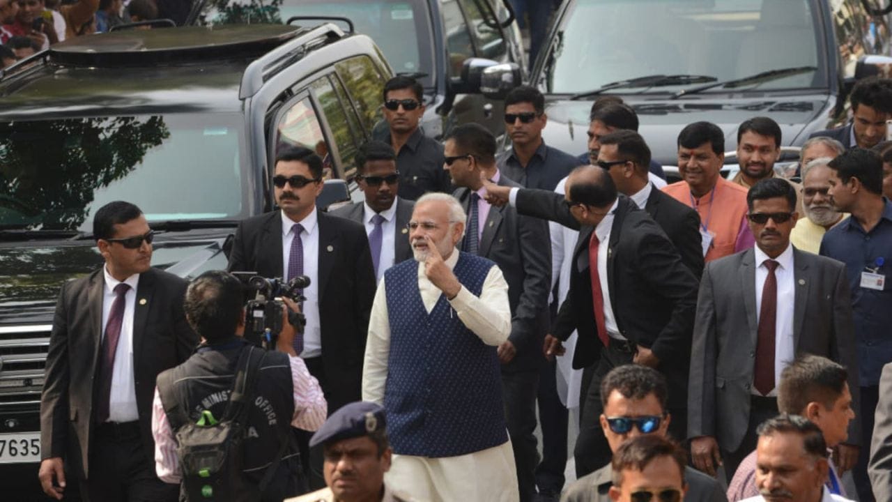 આ બોડીગાર્ડ દરેક સમયે હાઈ એલર્ટ પર રહે છે. તેઓ દરેક સમયે કાળા ચશ્મા પહેરે છે. જેથી લોકો એ ન જોઈ શકે કે બોડીગાર્ડની નજર કઈ તરફ છે. અચાનક કોઈ વિસ્ફોટ થાય તો આંખો બંધ કર્યા વગર તેઓ વડાપ્રધાનને સુરક્ષા આપી શકે છે. 