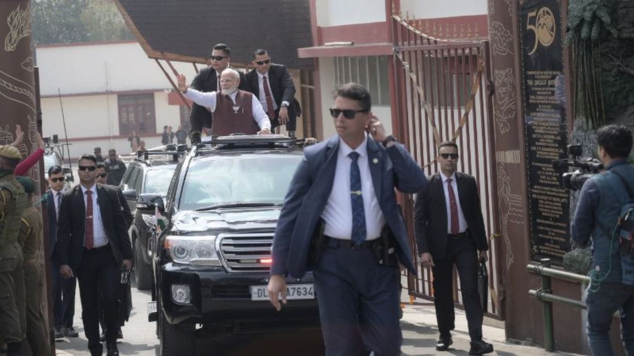  હુમલાખોરોને એવી ટ્રેનિંગ આપવામાં આવે છે કે જેથી તેઓ આંખો અને બોડી લેંગ્વેજની મદદથી બોડીગાર્ડનું મગજ વાંચી શકે છે. તેવામાં આવા દુશ્મનોથી બચવા માટે કાળા ચશ્મા કામ લાગે છે. 