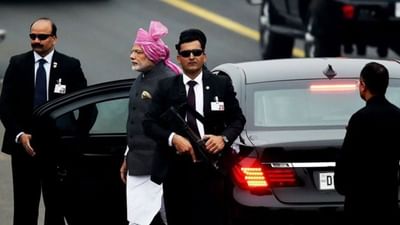 વડાપ્રધાન મોદી જ્યારે પણ કોઈ કાર્યક્રમ માટે બહાર નીકળે છે. ત્યારે તેમની સાથે સ્પેશયલ પ્રોટેક્શન ગ્રુપ (SPG) કમાન્ડોની ટીમ સાથે હોય છે. વડાપ્રધાન, પૂર્વ વડાપ્રધાન સહિત વિદેશી મહેમાનોને આ SPG કમાન્ડો સુરક્ષા આપતા હોય છે. 