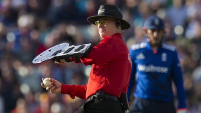 ટી20 ક્રિકેટના જમાનામાં અમ્પાયર્સ રક્ષાત્મક કવચનો ઉપયોગ કરતા થયા છે. બેટર દ્વારા મારવામાં આવેલો બોલ અમ્પાયર્સે વાગી ન જાય તે માટે આ  રક્ષાત્મક કવચનો ઉપયોગ થઈ રહ્યો છે. 