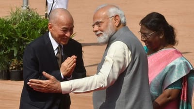 કંબોડિયાના રાજા નોરોદોમ સિહામોની ભારતની ત્રણ દિવસની મુલાકાતે છે. બંને દેશો તેમના રાજદ્વારી સંબંધોની 70મી વર્ષગાંઠની ઉજવણી કરી રહ્યા છે. અગાઉ કંબોડિયાના વર્તમાન રાજાના પિતા 60 વર્ષ પહેલા 1963માં ભારત આવ્યા હતા. આ પ્રવાસમાં કંબોડિયાના રાજા રાષ્ટ્રપતિ દ્રૌપદી મુર્મૂ, વડાપ્રધાન નરેન્દ્ર મોદી સહિત ઘણા મહાનુભાવોને મળ્યા હતા.