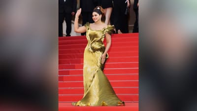 કચ્છી ગુજરાતણ અભિનેત્રી કોમલ ઠક્કર સતત બીજા વર્ષે 76 માં કાન્સ ફિલ્મ ફેસ્ટિવલમાં ચમકી છે. રેડ કાર્પેટને ગ્રેસ કરવા માટે તે ગુજરાતી ફિલ્મ ઈન્ડસ્ટ્રીમાંથી એકમાત્ર પ્રતિનિધી તરીકે હાજર રહી હતી.