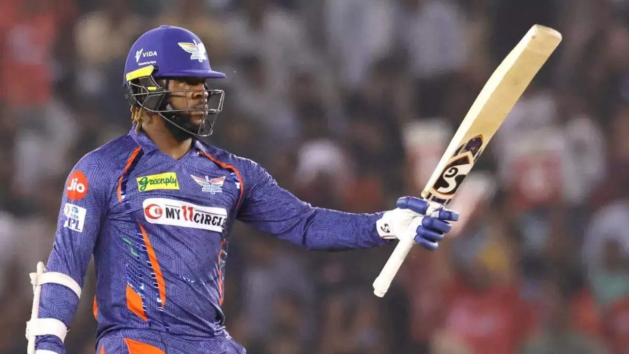 કાઇલ માયર્સ એ પણ પાવરપ્લેમાં એક મેચમાં 54 રન કર્યા હતા. કાઇલે પંજાબ કિંગ્સ સામે 22 બોલમાં 54 રન કર્યા હતા જેમાં 7 ચોગ્ગા અને 4 છગ્ગા સામેલ હતા. કાઇલે આ મેચમાં 54 રન કર્યા હતા. લખનૌની આ મેચમાં પંજાબ સામે 56 રનથી જીત થઇ હતી.