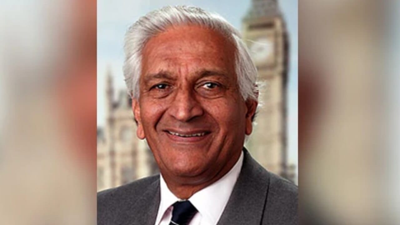 લોર્ડ નરેન્દ્ર બાબુભાઈ પટેલ sovereign's ring ગીફ્ટ કરશે,જ્યારે લોર્ડ ઈન્દ્રજીત સિંહ રાજ્યાભિષેક ગ્લોવ્ઝ ધારણ કરશે. રાજ્યાભિષેક 6 મેના રોજ યોજાશે.