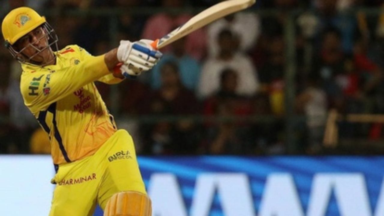 આ પહેલા રાજસ્થાન રોયલ્સ સામેની મેચની છેલ્લી ઓવરના બીજા અને ત્રીજા બોલ પર ધોનીએ સિક્સર ફટકારી હતી અને તે પણ સતત બે સિક્સર. આ મેચમાં ધોનીએ 17 બોલમાં 32 રન બનાવ્યા હતા. જોકે ચેન્નાઈ આ મેચ 3 રને હારી ગઈ હતી. આ મેચ પણ ચેન્નાઈમાં રમાઈ હતી.