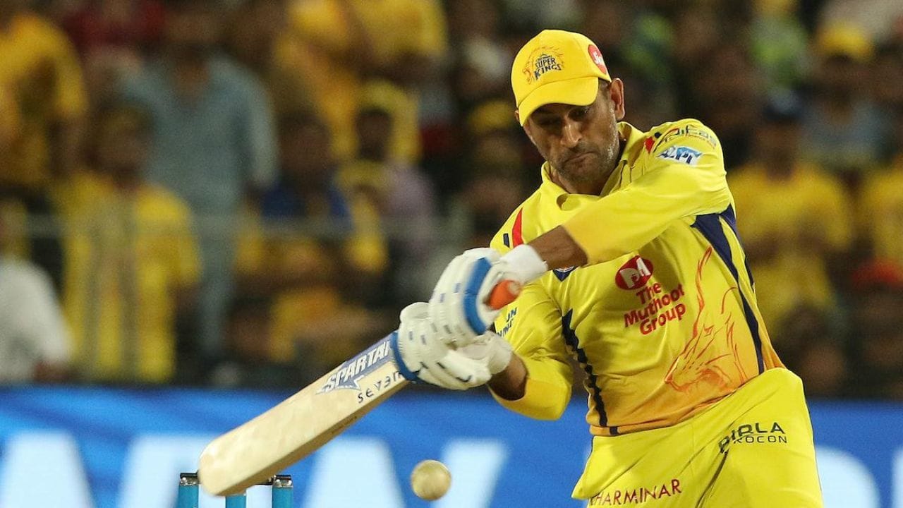 આ પહેલા ધોનીએ ચેન્નાઈમાં જ લખનૌ સુપર જાયન્ટ્સ સામેની ઈનિંગની છેલ્લી ઓવરમાં સિક્સર ફટકારી હતી અને તે પણ સતત બે સિક્સર. તેણે માર્ક વૂડની ઓવરનો બીજો અને ત્રીજો બોલ બાઉન્ડ્રી પર લીધો. ધોનીએ 3 બોલમાં 12 રન ફટકાર્યા હતા. ચેન્નાઈએ આ મેચ 12 રને જીતી લીધી હતી. એટલે કે છેલ્લી 1