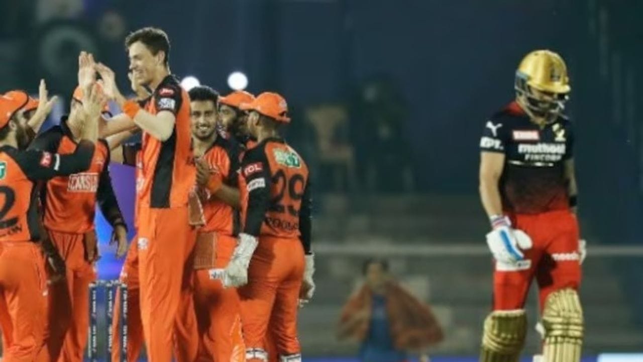 સનરાઇઝર્સ હૈદરાબાદના માર્કો જોન્સન પણ આ લિસ્ટમાં સામેલ છે. તેને વર્ષ 2022માં વિરાટ કોહલીને પ્રથમ બોલ પર આઉટ કરવામાં સફળતા મળી હતી.