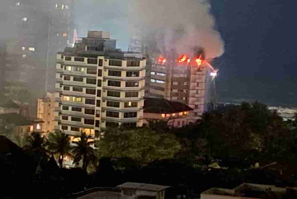 Mumbai: મુંબઈમાં 14 માળની ઈમારતમાં ભીષણ આગ, ધુમાડાના ગોટેગોટા આકાશમાં ફેલાયા