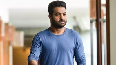 સાઉથ સુપર સ્ટાર જુનિયર એનટીઆરએ તેમની પ્રતિભાથી ભારતીય સિનેમામાં તેમનું સ્થાન મજબૂત કર્યું છે. બાળ કલાકાર તરીકેના તેમના શરૂઆતના વર્ષોથી લઈને તેલુગુ ફિલ્મ ઉદ્યોગના સૌથી મોટા સ્ટાર્સમાંના એક તરીકે ઉભરી આવવા સુધી, NTR સફર જબરદસ્ત રહી છે. તેમના ઉત્કૃષ્ટ અભિનય , કૌશલ્ય અને તેના વ્યવસાય પ્રત્યેના અતૂટ સમર્પણને લીધે, તેન ઘણા ચાહકો છે. તેમજ ફિલ્મોમાં કમાલ કરીને NTRએ ઘણા પુરસ્કારો જીત્યા છે. સિંહાદ્રી અભિનેતા તેની બહુમુખી પ્રતિભા અને વશીકરણથી દર્શકોને સરળતાથી પ્રભાવિત કરવામાં NTR  સફળ રહ્યો છે. તેમના 40મા જન્મદિવસ પર, અહીં જુનિયર એનટીઆરની જોવી જોઈએ એવી કેટલીક મૂવીઝની લિસ્ટ અમે લઈને આવ્યા છે.