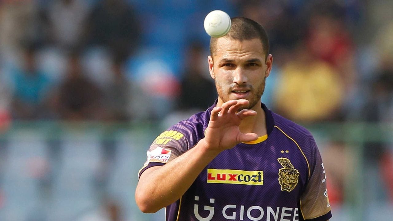 ઓસ્ટ્રેલિયાના નાથન કૂલ્ટર નાઇલે વર્ષ 2017માં વિરાટ કોહલીને પ્રથમ બોલ પર આઉટ કર્યો હતો. આ મેચમાં રોયલ ચેલેન્જર્સ બેંગલોર ફક્ત 47 રનમાં ઓલઆઉટ થઇ ગઇ હતી.