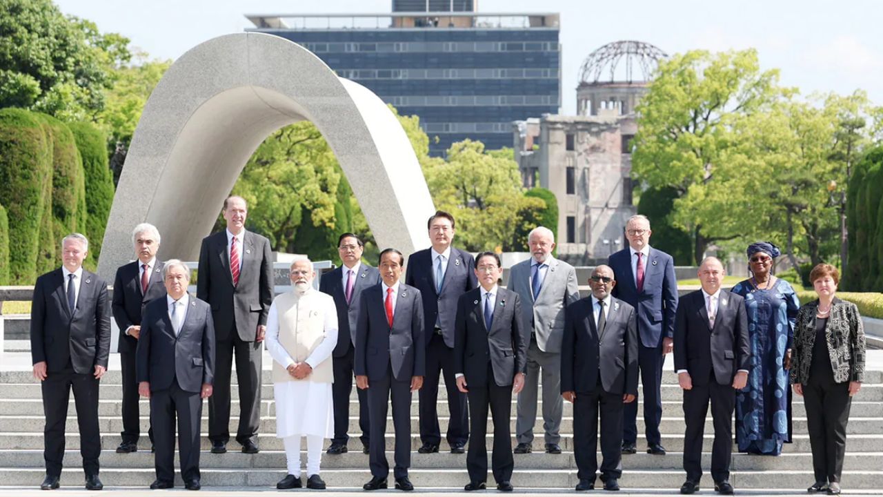 વડાપ્રધાન મોદીએ શનિવારે તેમના જાપાની સમકક્ષ ફ્યુમિયો કિશિદા સાથેની દ્વિપક્ષીય બેઠક દરમિયાન ભારત અને જાપાન વચ્ચેના સંબંધોની સમીક્ષા કરી હતી. બંને નેતાઓએ ભારતના G20 પ્રેસિડેન્સી અને જાપાનના G7 પ્રેસિડેન્સીના ફોકસ વિસ્તારો પર પણ ચર્ચા કરી હતી.(ફોટો ક્રેડિટ- ટ્વીટર)