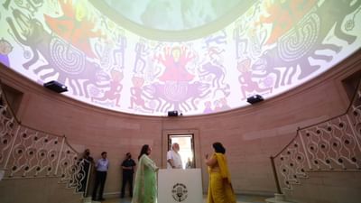 દિલ્હીના નેશનલ ગૈલરી ઓફ મોડર્ન આર્ટસમાં ' મન કી બાત' થીમ પર 'જન શક્તિ : અ કલેક્ટિવ પાવર' પ્રદર્શનનું આયોજન થયું હતું.