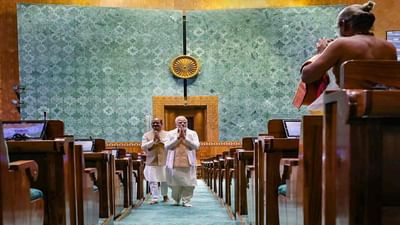 આજે નવા સંસદ ભવનમાં સ્પીકરની ખુરશી પાસે સેંગોલને સ્થાપિત કરવામાં આવ્યો હતો. પીએમ મોદીએ નવા સંસદનું પણ ઉદ્ઘાટન કર્યું. સેંગોલ સંભાળ્યા બાદ પીએમ મોદી આંખો બંધ કરીને પ્રાર્થના કરતા જોવા મળ્યા હતા.