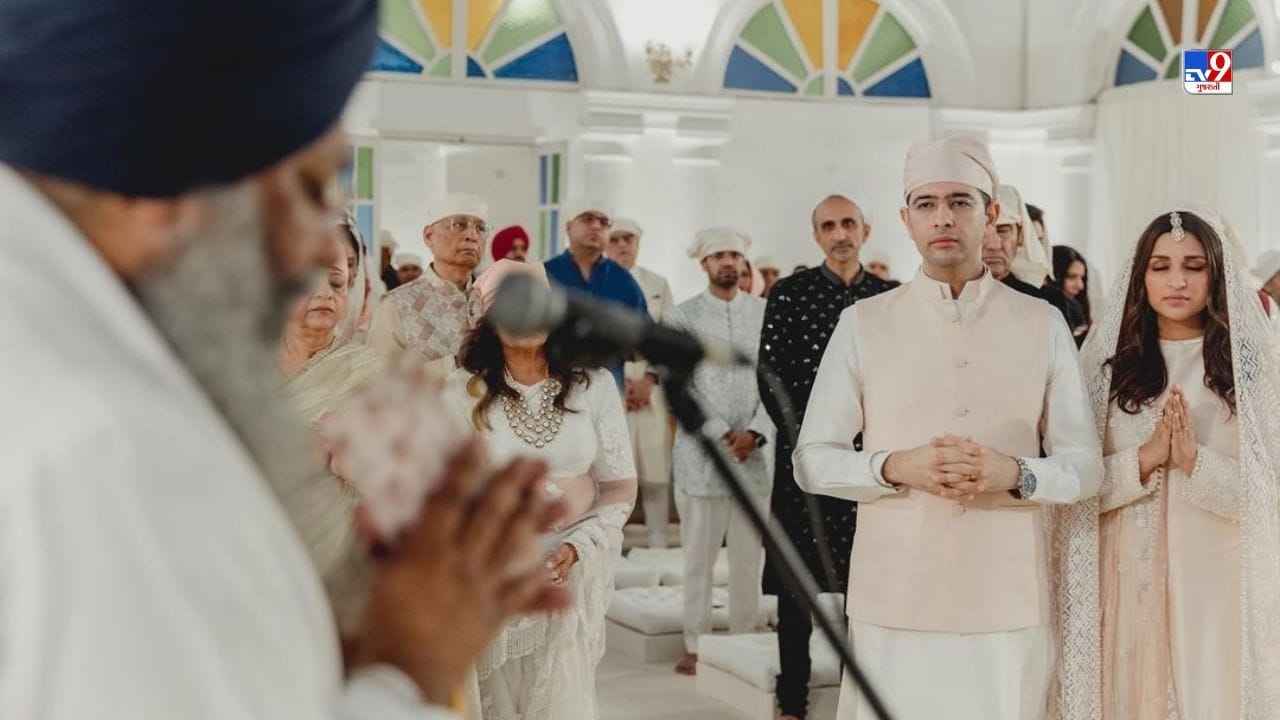 પરિણીતી ચોપરા અને રાઘવ ચઢ્ઢાની સગાઈ પંજાબી ધર્મના રીતિ-રિવાજો સાથે થઈ હતી. આ દરમિયાન રાગી જત્થા દ્વારા શબદ કીર્તન કરવામાં આવ્યું હતું. આ દરમિયાન પરિણીતી અને રાઘવ સિવાય તમામ મહેમાનો અને સંબંધીઓ પણ ત્યાં દેખાય છે. (તસવીરઃ ઇન્સ્ટાગ્રામ)
