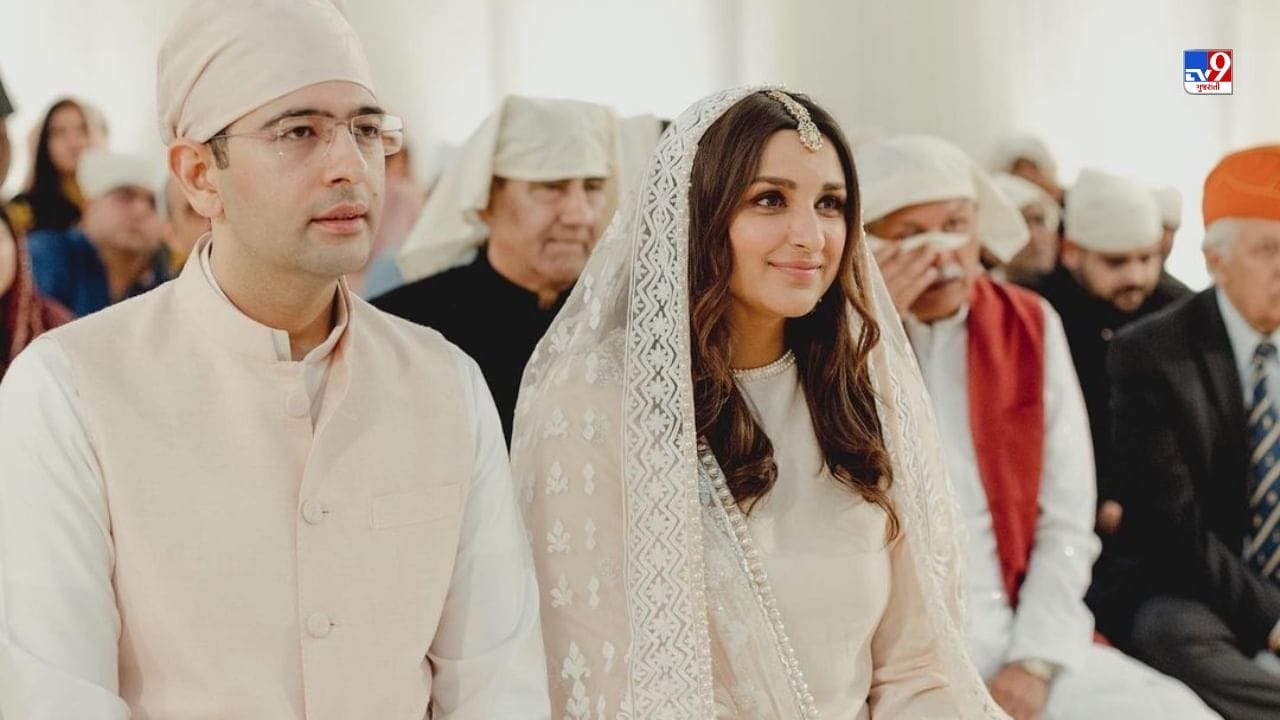 
સગાઈની આ અંદરની તસવીરો શેર કરતાં પરિણીતીએ લખ્યું, "અકાલ તખ્ત સાહિબના જત્થેદાર સિંહ સાહિબ જ્ઞાની હરપ્રીત સિંહજીના આશીર્વાદ મેળવીને ખૂબ જ સારૂ અનુભવું છું. અમારી સગાઈમાં તેમની હાજરી અમારા માટે ખૂબ જ મહત્વપૂર્ણ છે." (તસવીરઃ ઇન્સ્ટાગ્રામ)
