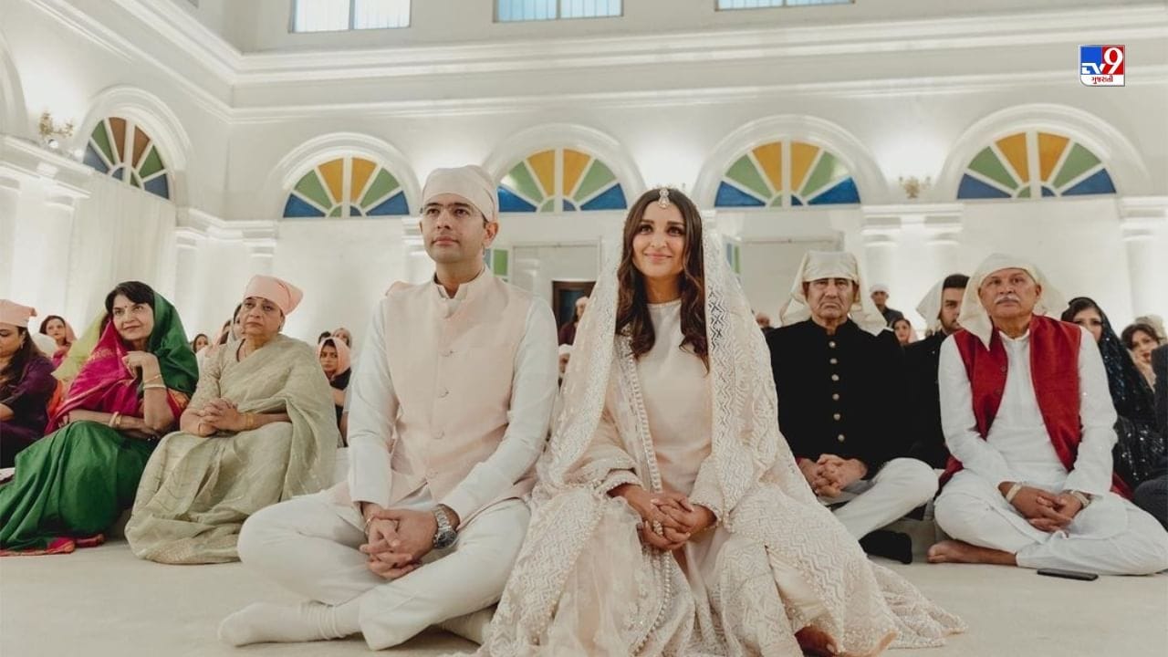 પરિણીતી ચોપરા અને રાઘવ ચઢ્ઢાની સગાઈની ઘણી ખાસ તસવીરો સામે આવી છે. આ તસવીરો પરિણીતી ચોપરાએ પોતાના ઈન્સ્ટાગ્રામ એકાઉન્ટ પર શેર કરી છે. 13 મેના રોજ પરિણીતી અને રાઘવે દિલ્હીમાં સગાઈ કરી હતી. (તસવીરઃ ઇન્સ્ટાગ્રામ)
