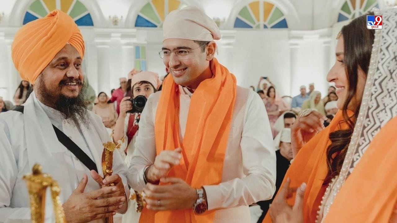 પરિણીતી ચોપરા અને રાઘવ ચઢ્ઢા અકાલ તખ્તના જત્થેદાર સિંહ સાહિબ જ્ઞાની હરપ્રીત સિંહ સાથે જોવા મળે છે. પરિણીતીએ તેની સગાઈમાં હાજરી આપીને આશીર્વાદ આપવા બદલ અકાલ તખ્તના જત્થેદારનો આભાર માન્યો છે. (તસવીરઃ ઇન્સ્ટાગ્રામ)
