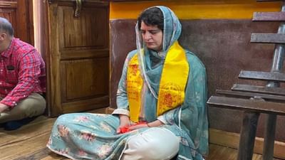 Karnataka Elections: કર્ણાટકમાં મતગણતરી વચ્ચે હનુમાન મંદિર પહોંચ્યા Priyanka Gandhi, મંદિરની અંદરનો Video સામે આવ્યો