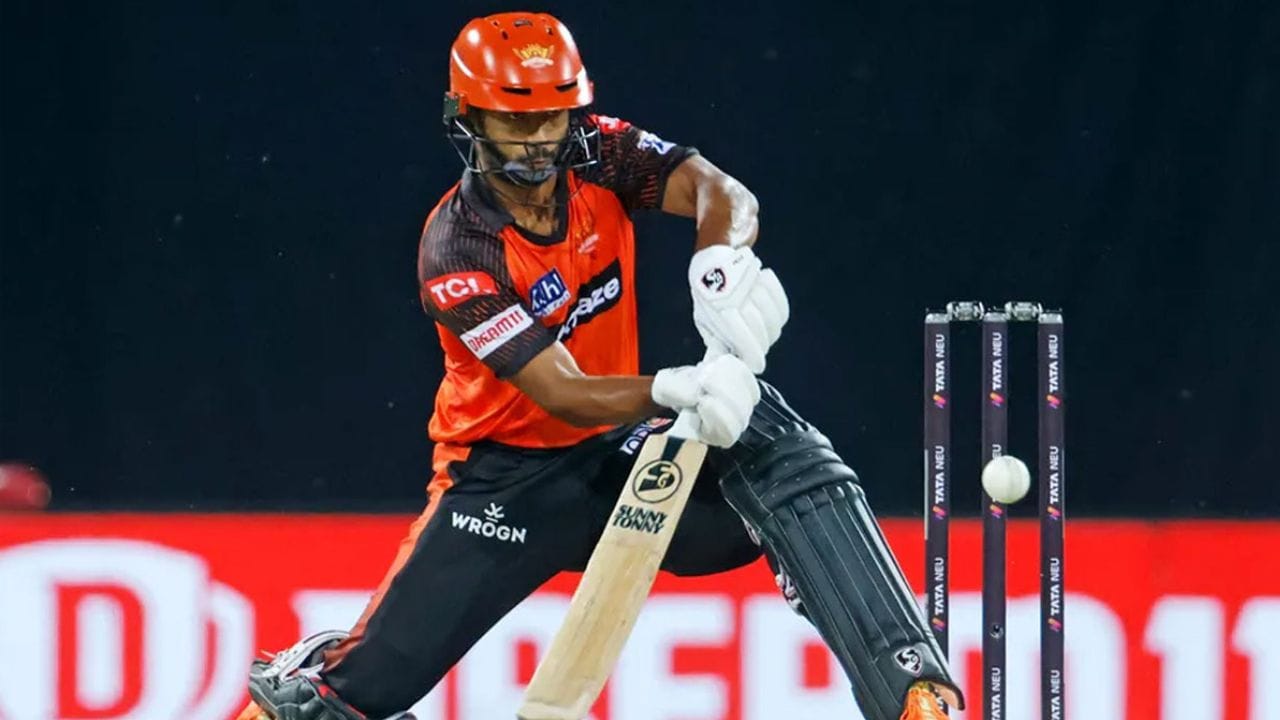 સૌથી વધુ રન બનાવવાની લિસ્ટ પર નજર કરીએ તો 47 મેચ બાદ હૈદરાબાદનો બેટ્સમેન ટોપ 30 માં પણ નથી. હૈદરાબાદ તરફથી સૌથી વધુ રન રાહુલ ત્રિપાઠીએ બનાવ્યા છે. ત્રિપાઠીએ 190 રન બનાવ્યા છે. તેનો સર્વાધિક સ્કોર 74 છે.