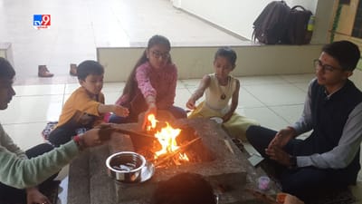 રાજકોટના રેલનગરમાં આવેલી કર્ણાવતી ઈન્ટરનેશનલ સ્કૂલમાં ભણતા દરેક બાળકના જન્મદિવસે યજ્ઞ કરવાનો નિયમ બનાવવામાં આવ્યો છે. જે બાળકોનો જન્મદિવસ હોય તે વિદ્યાર્થી દ્વારા યજ્ઞમાં આહુતિ આપવામાં આવે છે.