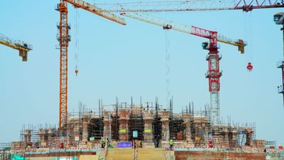 રામ જન્મભૂમિ ટ્રસ્ટના એક સભ્ય દ્વારા રામ મંદિરના નિર્માણની કેટલીક નવી તસ્વીરો શેયર કરવામાં આવી છે. આ તસ્વીરો હાલમાં સોશિયલ મીડિયા પર વાયરલ થઈ રહી છે. જણાવી દઈએ કે રામ મંદિરનું 70થી 80 ટકા પૂર્ણ થઈ ગયું છે.