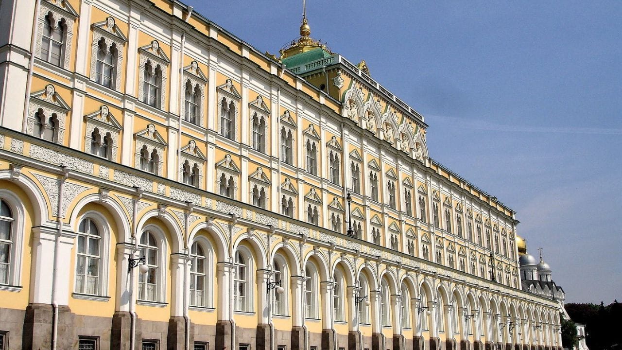 મોસ્કોઃ રશિયાએ દાવો કર્યો છે કે યુક્રેને રાષ્ટ્રપતિ વ્લાદિમીર પુતિનની હત્યાનો પ્રયાસ કર્યો છે. રશિયાના રાષ્ટ્રપતિ કાર્યાલયે માહિતી આપી છે કે યુક્રેને મંગળવારે રાત્રે ક્રેમલિન પર ડ્રોન હુમલો કર્યો હતો. તેનો હેતુ રાષ્ટ્રપતિ પુતિનની હત્યા કરવાનો હતો.