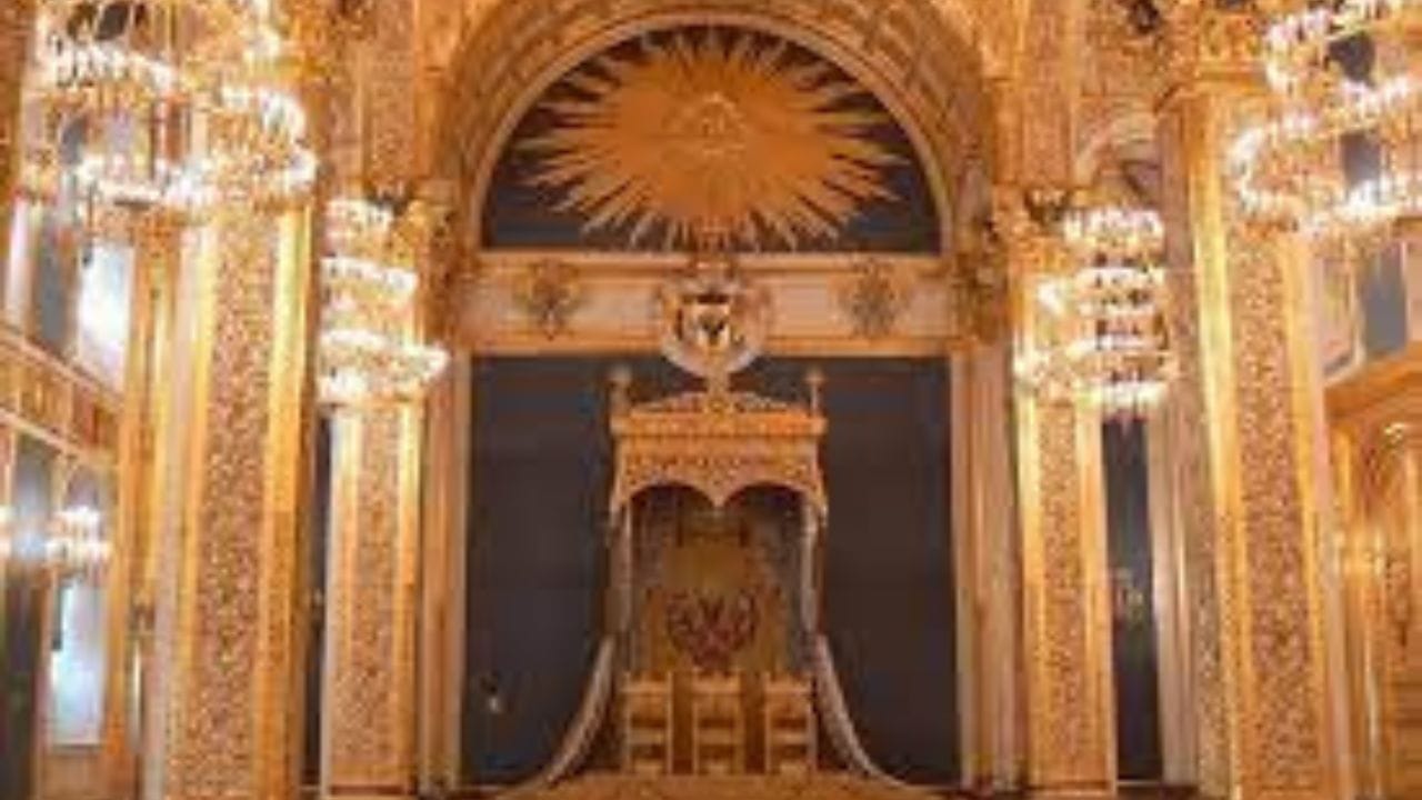 મોસ્કોના રહેવાસીઓએ ક્રેમલિનની દિવાલો પાછળ સ્થાનિક સમયાનુસાર બપોરે 2:00 વાગ્યા પછી તરત જ વિસ્ફોટો સાંભળ્યા હતા. આ પછી, ક્રેમલિન પર આકાશમાં ધુમાડો વધતો જોવા મળ્યો. સ્થાનિક ટેલિગ્રામ ચેનલે સ્થાનિક રહેવાસીઓના રેકોર્ડ કરેલા વીડિયો ફૂટેજ પણ શેર કર્યા છે.