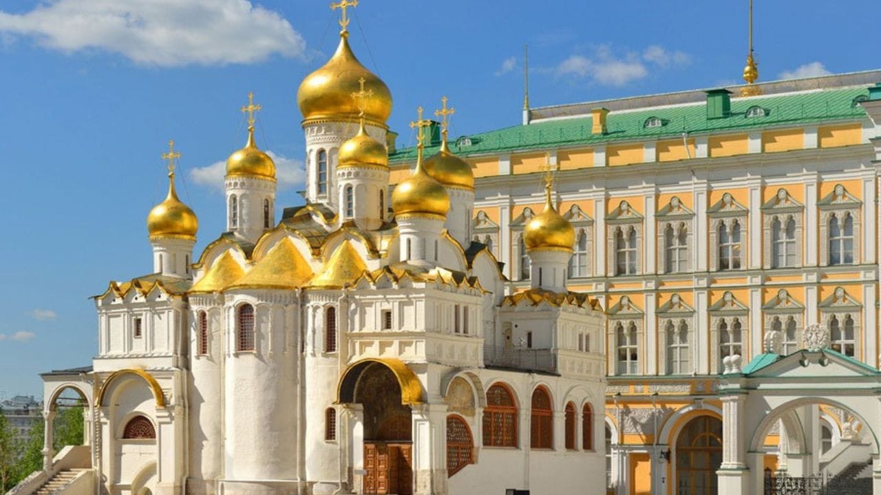 ક્રેમલિને ધમકી આપી છે કે રશિયા જ્યાં અને જ્યારે યોગ્ય લાગે ત્યારે બદલો લેવાનો અધિકાર અનામત રાખે છે, રશિયન સમાચાર એજન્સી તાસના જણાવ્યા અનુસાર ક્રેમલિને આ ઘટનાને આયોજિત આતંકવાદી હુમલો અને રશિયાના રાષ્ટ્રપતિની હત્યાનો પ્રયાસ ગણાવ્યો છે.