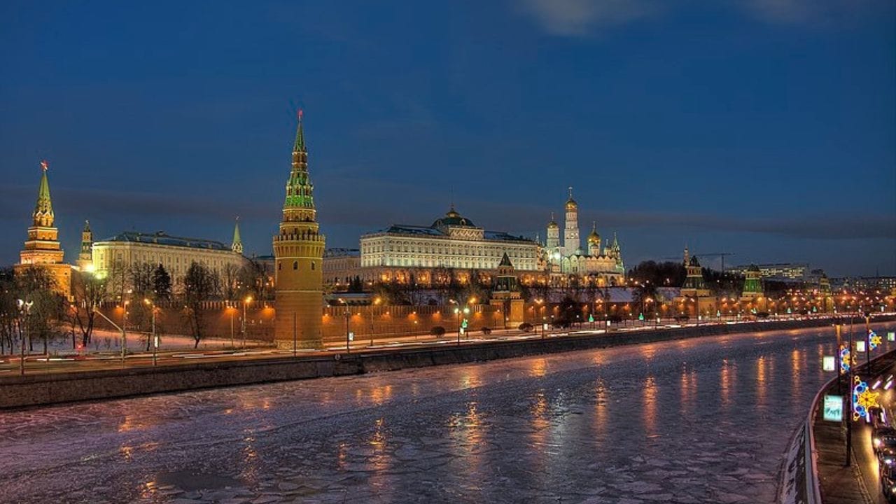 રશિયન અધિકારીઓનું કહેવું છે કે યુક્રેને બે ડ્રોન વડે ક્રેમલિનને નિશાન બનાવવાનો પ્રયાસ કર્યો હતો. બંને ડ્રોનને તોડી પાડવામાં આવ્યા છે. આ હુમલામાં કોઈને ઈજા થઈ હોવાના અહેવાલ નથી. (ફોટો ક્રેડિટ- સોશિયલ મીડિયા-ગુગલ)