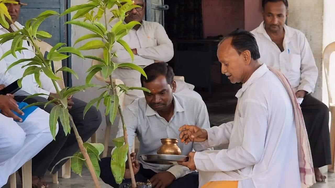 ખેડૂતોએ સોમનાથ મહાદેવ તરફથી મળેલા આંબાના છોડને સોમનાથનો આશીર્વાદ માની ભવ્ય સ્વાગત કરાયું હતું. પ્રધાનમંત્રી નરેન્દ્ર મોદીની અધ્યક્ષતામાં સોમનાથ ટ્રસ્ટનો પ્રકૃતિ રક્ષણનો મહા પ્રકલ્પ થયો હતો. પ્રકૃતિ રક્ષણના મહા અભિયાન તરીકે 11 લાખ વૃક્ષોનું વિતરણ બીજાં તબક્કામાં પહોંચ્યું છે.