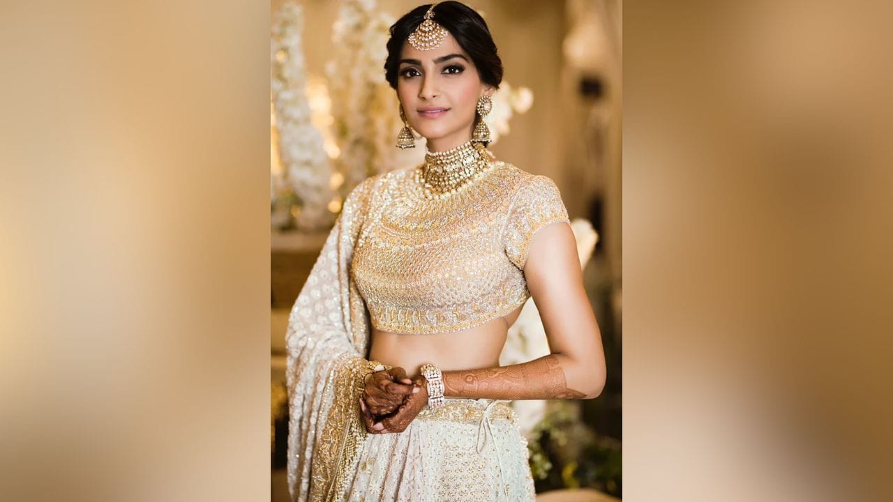 સોનમ કપૂર - અનુષ્કા શર્મા પહેલા એક્ટ્રેસ સોનમ કપૂરને રબને બના દી  જોડી માટે ફાઈનલ કરવામાં આવી હતી. આ કારણે બંનેના સંબંધો સારા નથી.