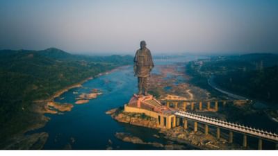 દુનિયાની સૌથી ઉંચી પ્રતિમા સ્ટેચ્યુ ઓફ યુનિટી નર્મદા નદી પર સ્થિત છે.