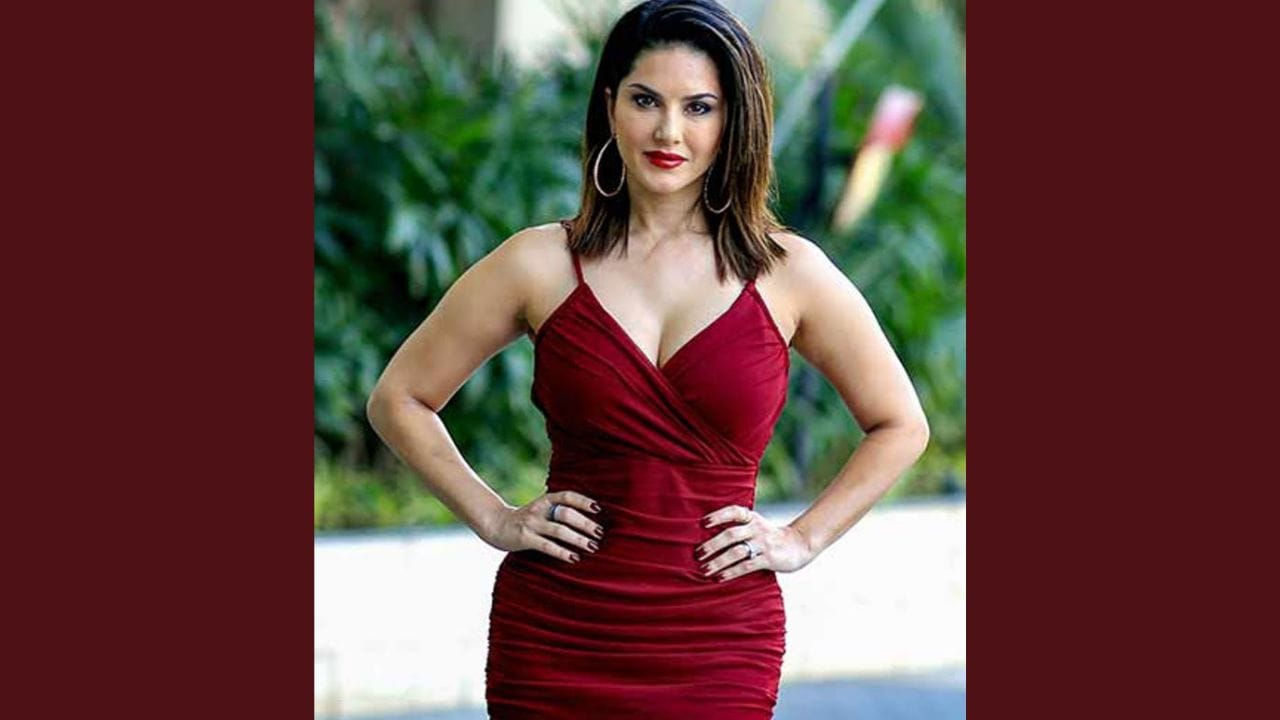 સનીનું બાળપણ કેનેડામાં વીત્યું હતું, જ્યારે અભિનેત્રી 13 વર્ષની હતી ત્યારે તેનો આખો પરિવાર કેનેડાથી અમેરિકાના કેલિફોર્નિયામાં રહેવા ગયો હતો. સનીએ પણ અહીંથી જ પોતાનો અભ્યાસ પૂરો કર્યો હતો. આ દેશમાં તેણે પોર્ન સ્ટારનું કરિયર પણ પસંદ કર્યું, પરંતુ તમને જણાવી દઈએ કે સની હંમેશાથી નર્સ બનવા માંગતી હતી. તે ડોક્ટરો કરતાં નર્સોના કામથી વધુ પ્રભાવિત હતી.