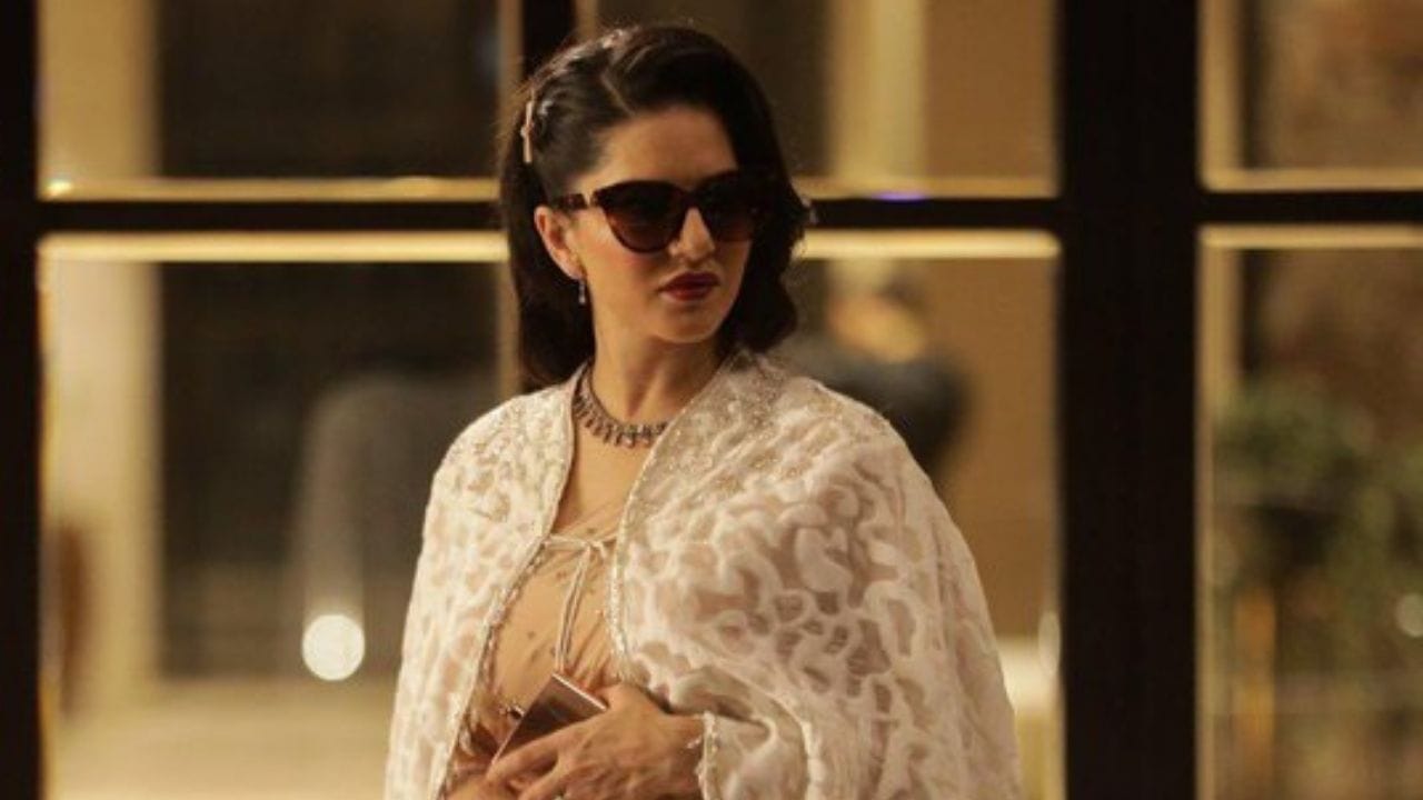 સની લિયોનનો જન્મ 13 મે 1981ના રોજ તિબેટમાં થયો હતો. તેના પિતા પંજાબી શીખ છે અને માતા હિમાચલ પ્રદેશના સિરમૌરની છે. માતા-પિતાએ સનીનું નામ કરનજીત કૌર વોહરા રાખ્યું હતું. પોર્ન સ્ટારથી બોલિવૂડ એક્ટર સુધીની સફરમાં સનીએ ઘણો સંઘર્ષ કર્યો છે. એક સમય હતો જ્યારે લોકો સનીને માત્ર એડલ્ટ ફિલ્મોના સ્ટાર તરીકે જ જાણતા અને જોતા હતા, પરંતુ શું તમે જાણો છો કે સની ક્યારેય એક્ટિંગની દુનિયામાં આવવા માંગતી ન હતી, તો ચાલો જાણીએ કેમ.