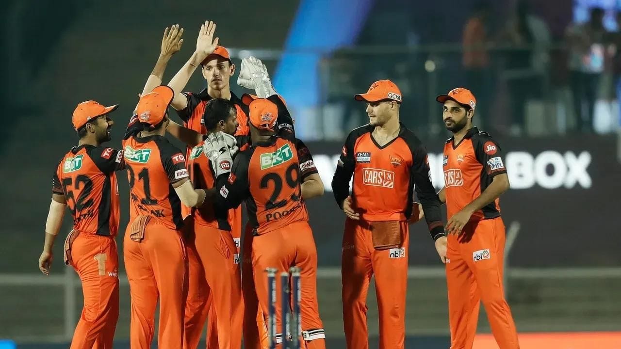 સનરાઇઝર્સ હૈદરાબાદની ટીમ પણ દિલ્હીની જેમ 3 જીત મેળવી શકી છે. હૈદરાબાદની ટીમ 6 પોઇન્ટ સાથે 9માં સ્થાન પર છે. એડન મારક્રમની ટીમ પ્લેઓફમાં પહોંચશે કે નહી તે એક મોટો પ્રશ્ન છે. 