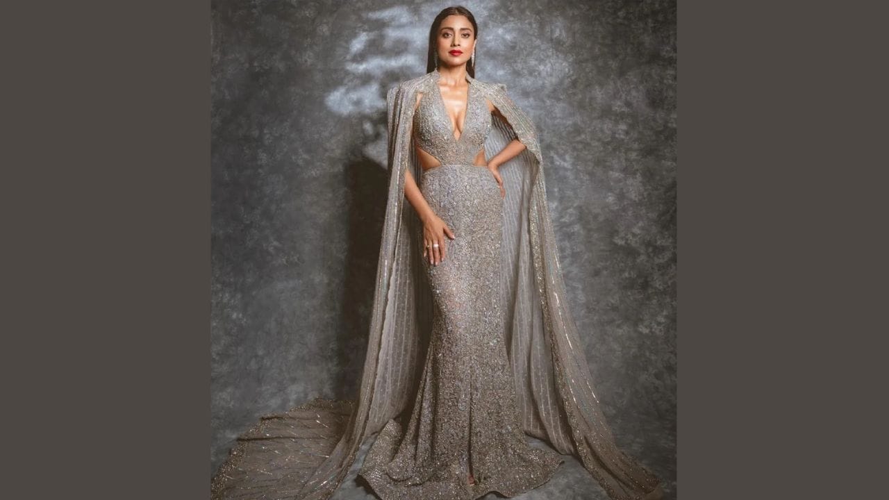 શ્રિયા સરન આ સ્લીવલેસ બોડીકોન ફીટેડ ગાઉનમાં સુંદર લાગી રહી છે. આ ગાઉનમાં કટઆઉટ ડિઝાઇન સાથે લો કટ નેકલાઈન છે. આ ગાઉન કેપ સ્ટાઈલનો છે. આ ગાઉન એક્ટ્રેસના લુક પર ખૂબ ખીલી રહ્યો છે.