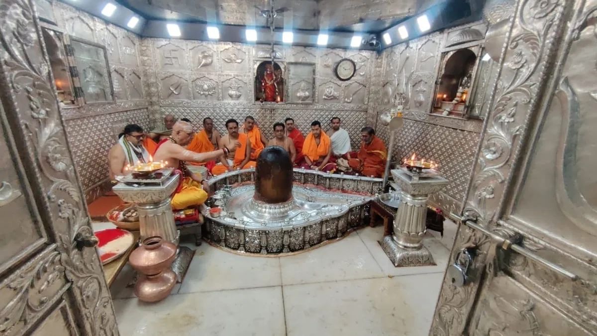 Ujjain mahakal Temple: મહાકાલના ભક્તો સાથે છેતરપિંડી, ગર્ભગૃહમાં દર્શન માટે 750ની રસીદ પેટે 4500 વસૂલ્યા