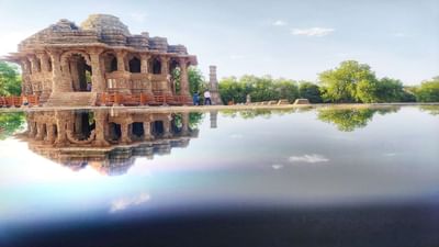 કોર્ણાકના સૂર્યમંદિર બાદ મોઢેરાનું સૂર્યમંદિર દેશભરમાં પ્રખ્યાત છે. આ મંદિર તેની બાંધણી, કોતરકામ અને સ્થાપત્યકળા માટે જાણીતુ છે. સ્થાપત્યકળાનો ઉત્તમ નમૂનો કહી શકાય તે પ્રકારની બાંધણી સમગ્ર મંદિરમાં જોવા મળે છે.