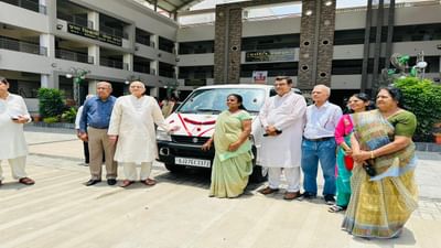 જીવનધારા વૃધ્ધાશ્રમને એક વૃધ્ધ દંપતીએ પોતાના દામપ્તય જીવનના 51મી વર્ષગાંઠ નિમિતે અશકતાવાન અર્પણ કરી. આ વાનમાં ઈમરજન્સી કીટ સાથે ઓકસિજન બોટલ અને બેડની સાથે જરુરી મેડિકલ કીટ પણ ઉપલબ્ધ કરાવવામાં આવી છે.