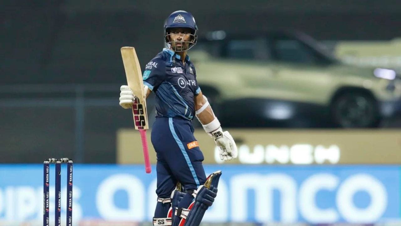 ગુજરાત ટાઇટન્સના રિદ્ધિમાન સહાએ આઇપીએલ 2023ની 51મી મેચમાં લખનૌ સુપર જાયન્ટસ સામે ઓપનીંગમાં બેટીંગ કરતા આક્રમક શરૂઆત કરી હતી. સહાએ પ્રથમ 6 ઓવરમાં 23 બોલમાં 54 રન કર્યા હતા, જેમાં 6 ચોગ્ગા અને 4 છગ્ગા સામેલ હતા. સહાએ મેચમાં 43 બોલમાં 81 રન કર્યા હતા.