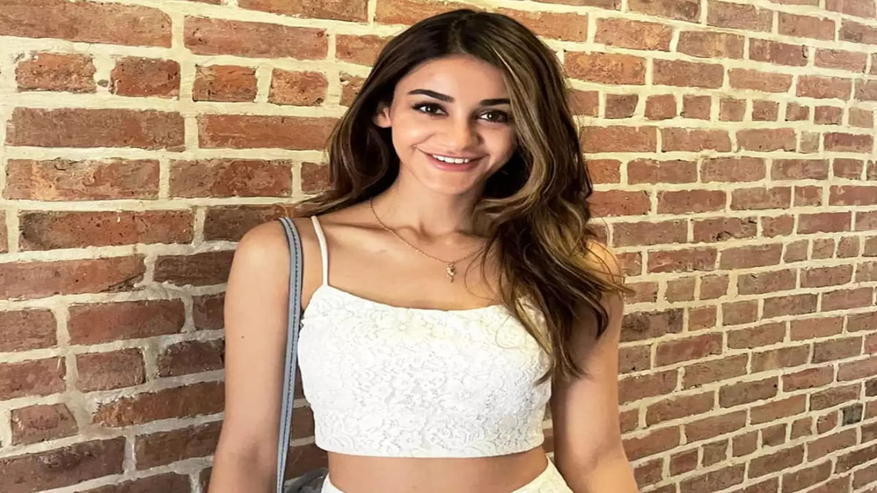 ફેમિના મિસ ઈન્ડિયા 2015ની વિજેતા અદિતિ ટૂંક સમયમાં કોટક પરિવારની વહુ બનવા જઈ રહી છે. ગયા વર્ષે એફિલ ટાવર પરથી બંનેની તસવીરો સામે આવી હતી.