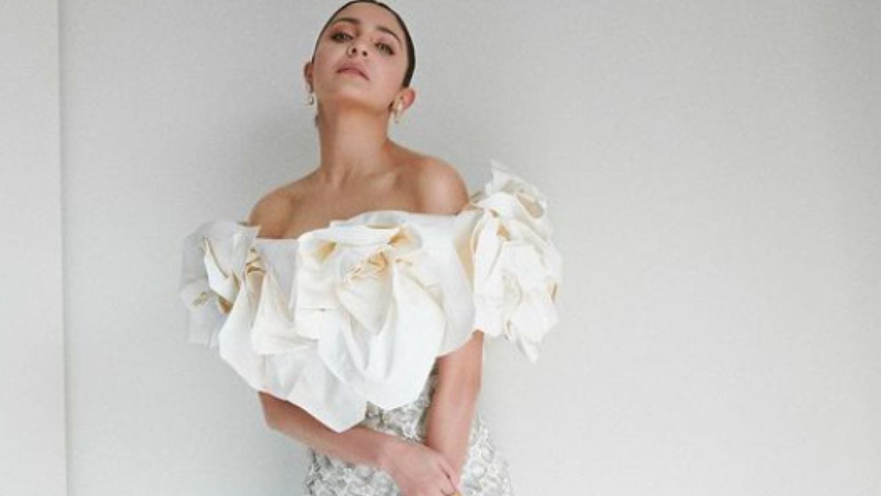 Anushka Sharma Cannes Look: કાન્સ 2023 માં ભારતીય અભિનેત્રીઓ એક થી એક જબરદસ્ત લુક જોવા મળી છે. શોની શરૂઆતથી જ, બોલિવૂડ અભિનેત્રીએ તેના અદભૂત દેખાવથી વિશ્વભરના ચાહકોને આકર્ષિત કર્યા. સપના ચૌધરી, મૃણાલ ઠાકુર, ઐશ્વર્યા રાય બચ્ચન અને ઈશા ગુપ્તા બાદ હવે અનુષ્કા શર્માનો લુક પણ આવી ગયો છે. (ફોટો ક્રેડિટ- @instagram)