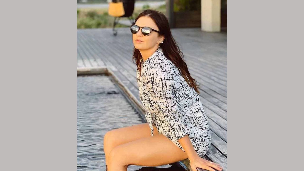 ઈમારીના આ ગ્લેમરસ અંદાજની વાત કરીએ તો જેમાં તેણે સફેદ પ્રિન્ટેડ શોર્ટ ડ્રેસ પહેર્યો છે અને ચશ્માં, નો મેકઅપ  અને ખુલ્લા વાળમાં તે પરી જેવી લાગી રહી છે. તમને જણાવી દઈએ કે, ફાફ અને ઈમરીના લગ્ન વર્ષ 2013માં થયા હતા.