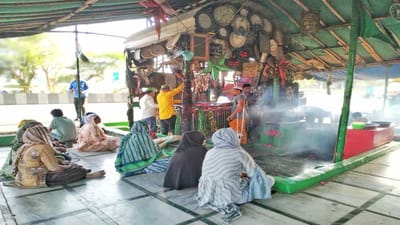 અમદાવાદ વડોદરા નેશનલ હાઈવે  ઉપર નંદેસરી નજીક આશરે 200 વર્ષ જૂની બાલાપીર બાબાની આવેલી છે દરગાહ. આ દરગાહ ને ઘડીયાળી બાવા તરીકે પણ ઓળખવામાં આવે છે. 