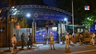 Tillu Tajpuriya: દુશ્મન ટોળકીએ ટિલ્લુ તાજપુરિયાને પોલીસની હાજરીમા ચાકુના ઘા મારતી રહી અને પોલીસ પ્રેક્ષક બનીને રહી ગઈ, જુઓ Latest Video